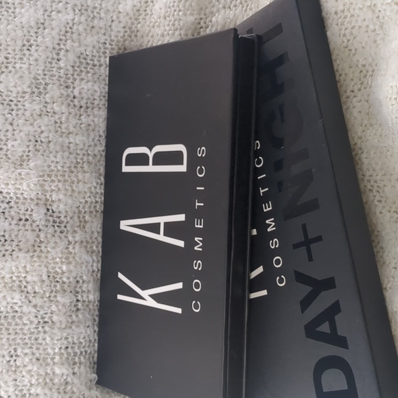 KAB Day + Night Eyeshadow Palette, 21.6g/0.76oz - Picture 9 of 11